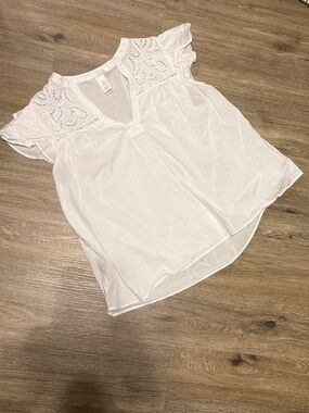 H&M White Eyelet Flutter Sleeve Cotton Blouse